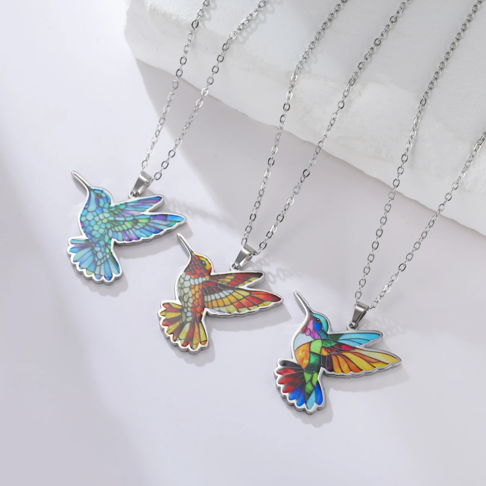Skyrim Bunte Kolibri-Anhänger-Halsketten für Frauen und Mädchen, Edelstahl, Vogel- und Tierschmuck, Geburtstagsgeschenk, Großhandel