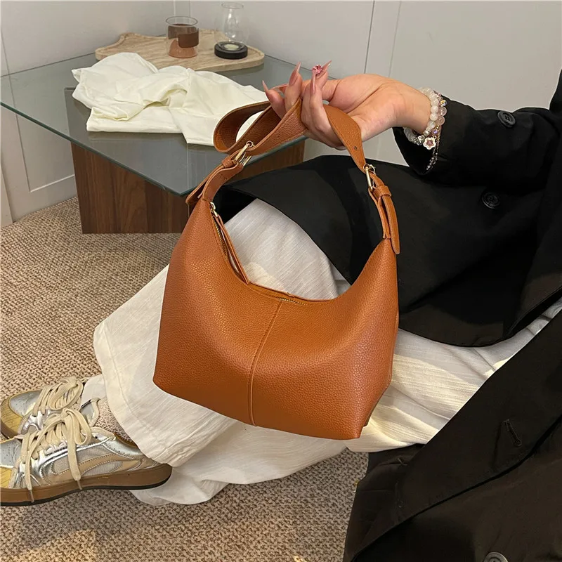 

Simple Women's Bag Fashion Trendy Solid Color Versatile Shoulder Bag New Large Capacity shoulder tote bag Commuter Handbag