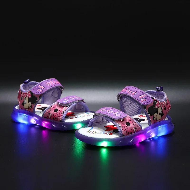 Disney-Sandalias LED de Mickey Mouse para niña, calzado deportivo de Minnie para playa, rosa y morado, zapatos brillantes suaves para niña, talla