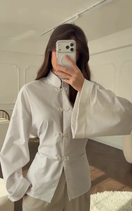 

Белая женская блузка с воротником-стойкой и пуговицами, свободного кроя, с милым дизайном, на пуговицах-лягушках, 2026, женский повседневный топ ﻿