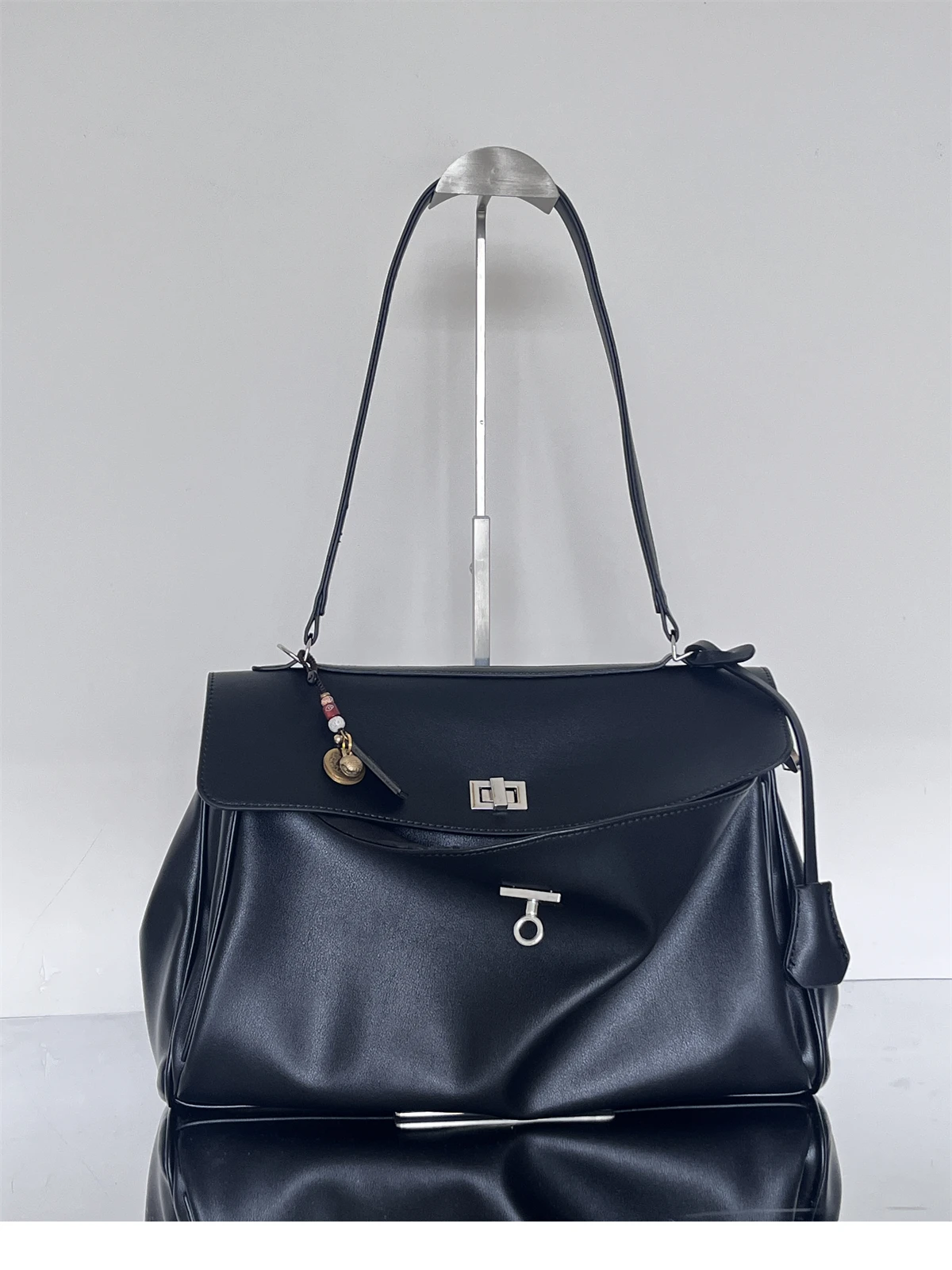 

2024 New Soft Leather Tote Bag Large Capaci Commuter Handbag Crossbody Bag Ele Sle Pure Color for Busin