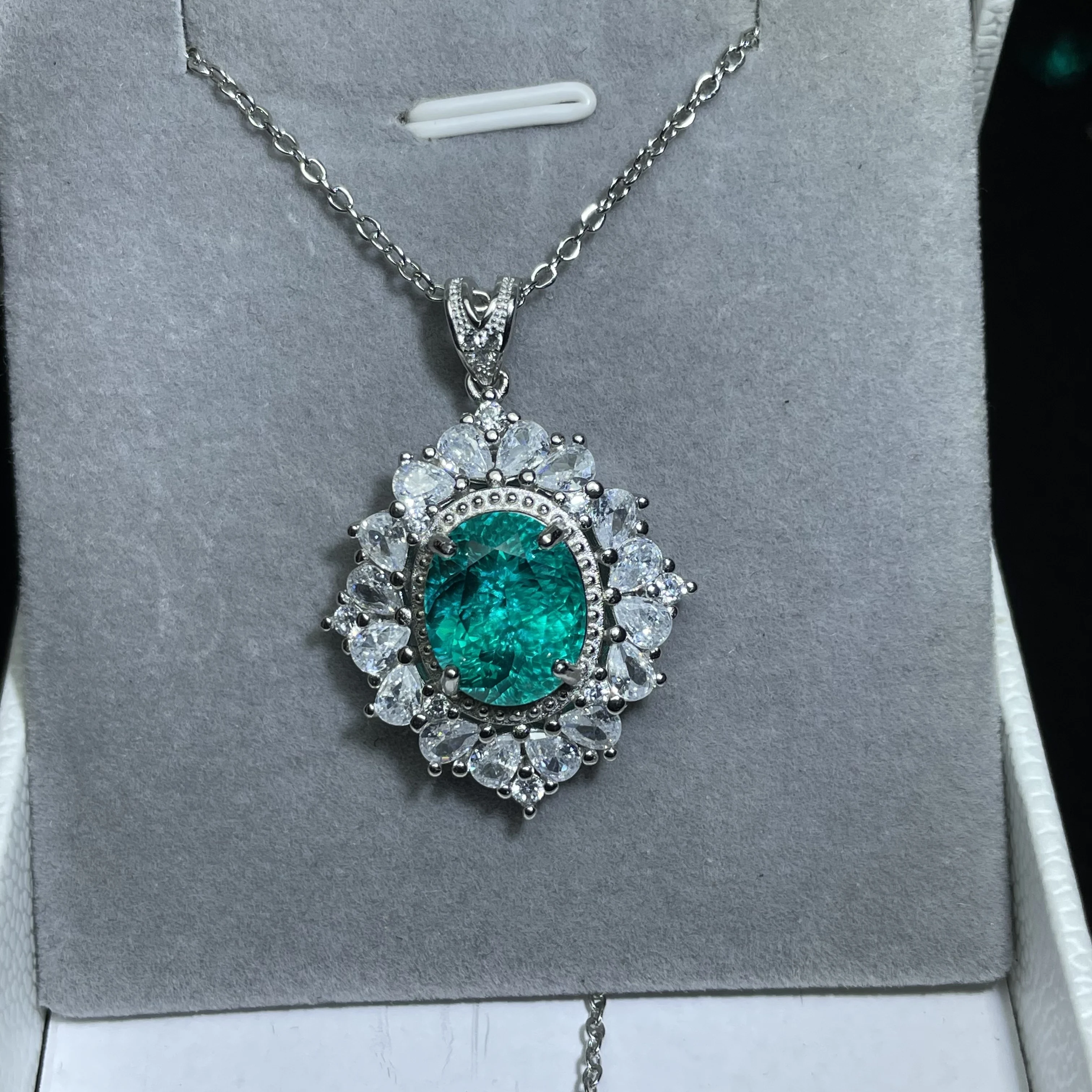 Luxurious inlaid single-particle Paraiba neon blue pendant, high-end custom-made wedding jewelry