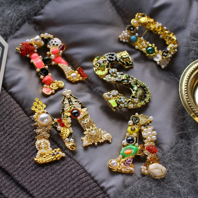 SKEDS أنيقة قصر نمط النساء الفتيات موضة رسالة اللؤلؤ كريستال بروش شارات موضة رائعة خمر دبوس لسيدة