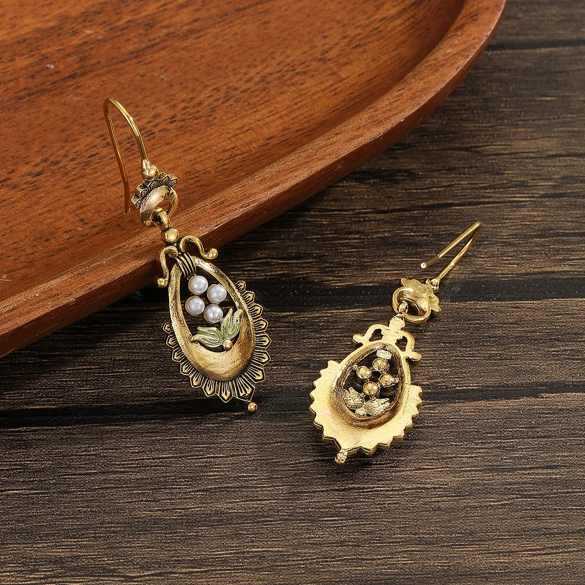 Retro, exaggerated, minimalist fashion accessory women\'s earrings