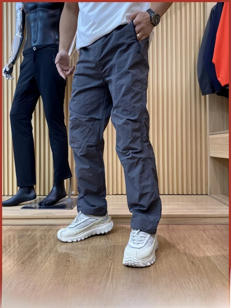 

Легкие повседневные металлические нейлоновые брюки, прямые брюки, осень-зима, мужские уличные брюки с поясом, модные брюки...