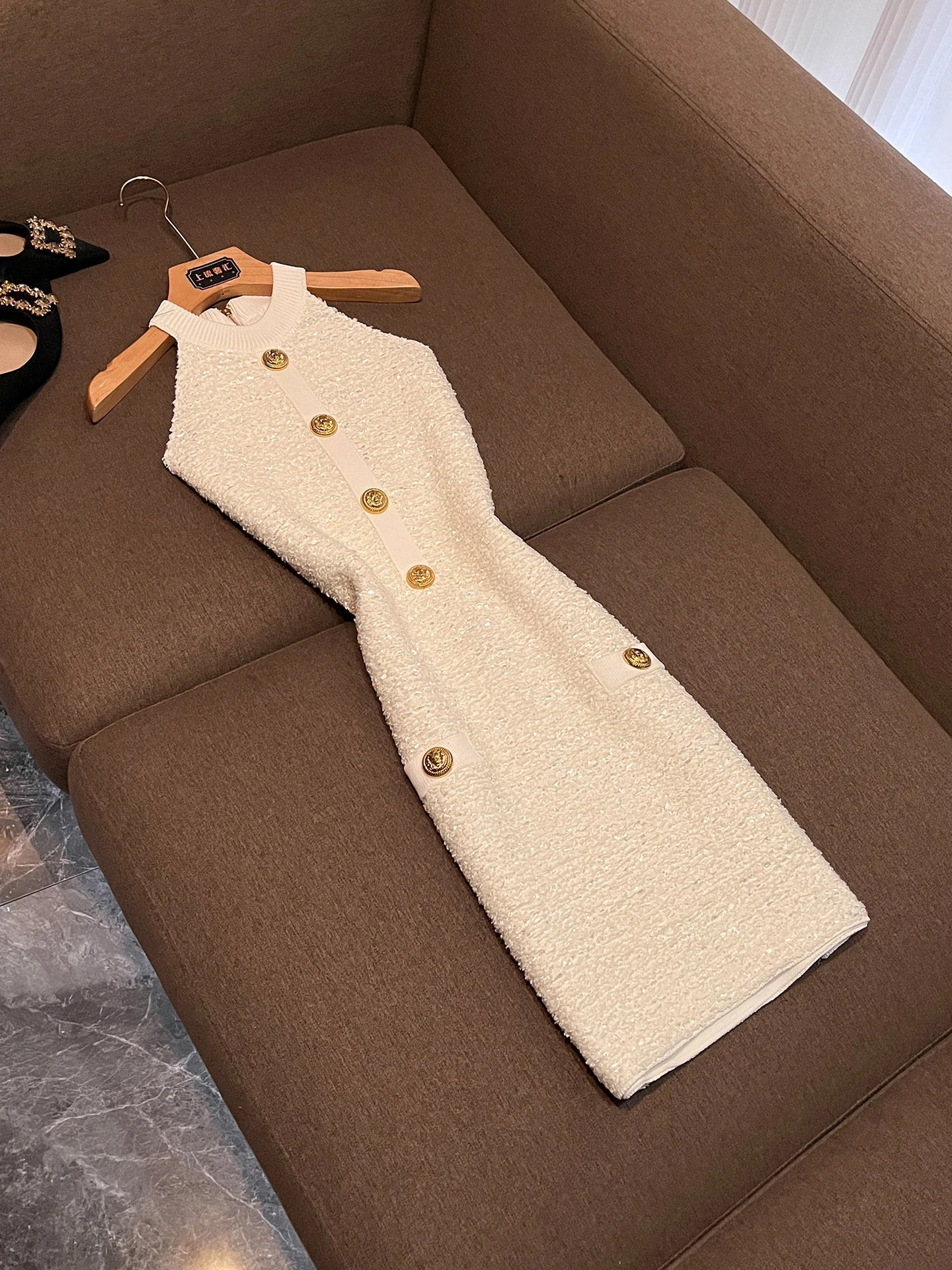 

Весна 2026: Приталенный вязаный жилет с металлическим декором, средней длины, с круглым вырезом, на молнии, повседневный стиль