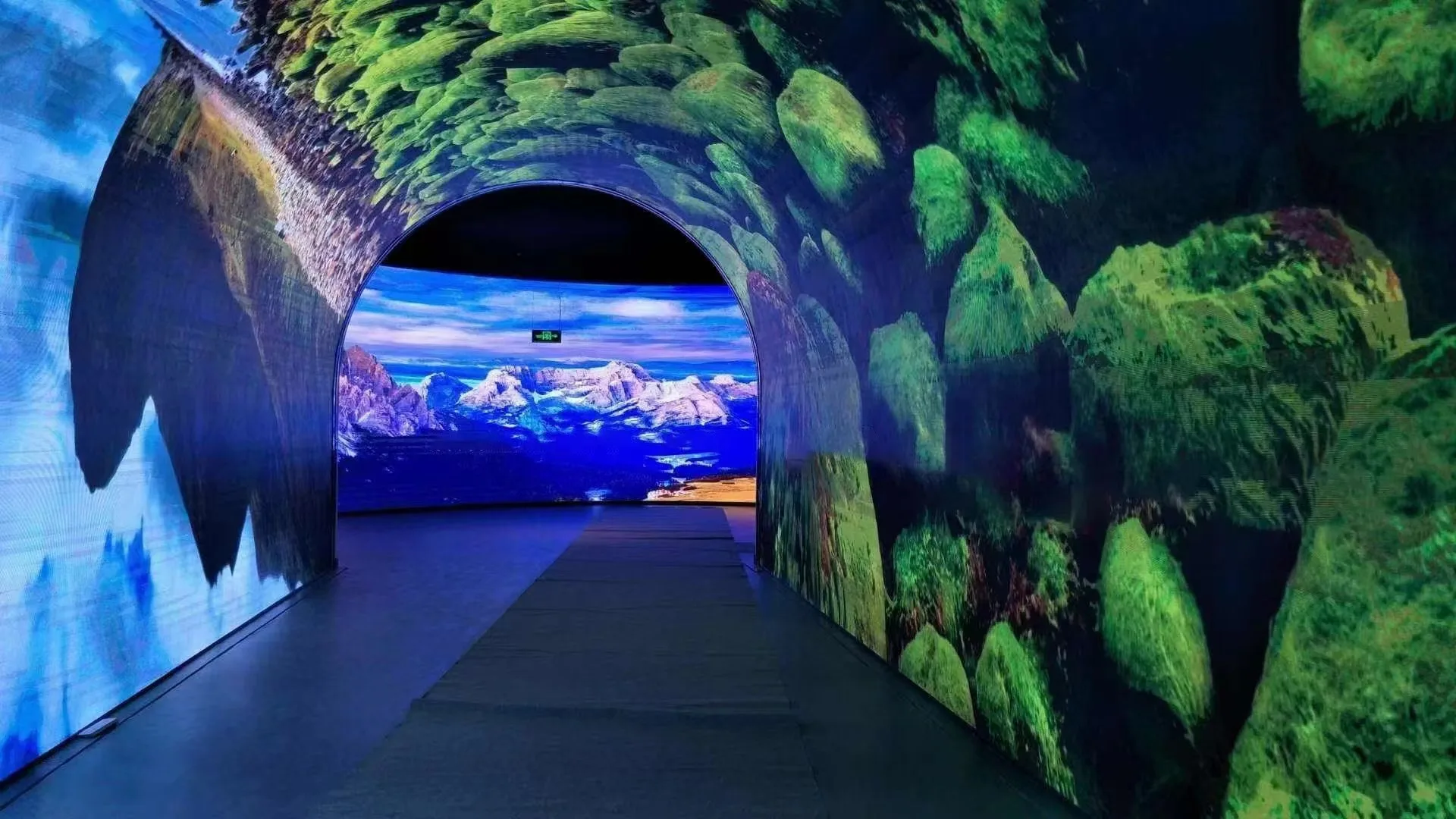 شاشة LED مرنة منحنية للجدار الداخلي شاشة إعلانية P2 P4 P3 شاشات LED عالية الأداء