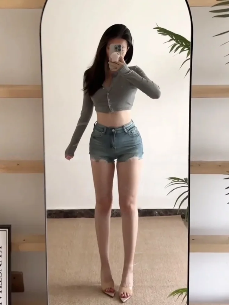 

Джинсовые шорты с высокой талией и рваными элементами, женские, облегающие, с высокой эластичностью, модные, в корейском стиле, из качественного материала.