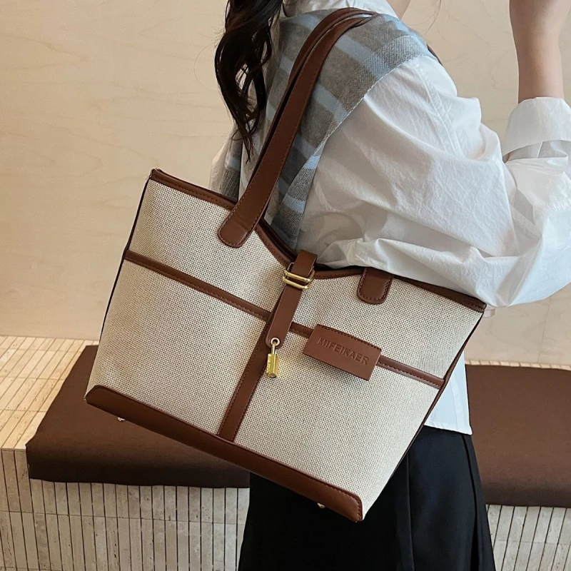 

Simple color-blocking canvas stitchingPUTote bag with decorative clasp, versatile for daily commuting, underarm bag