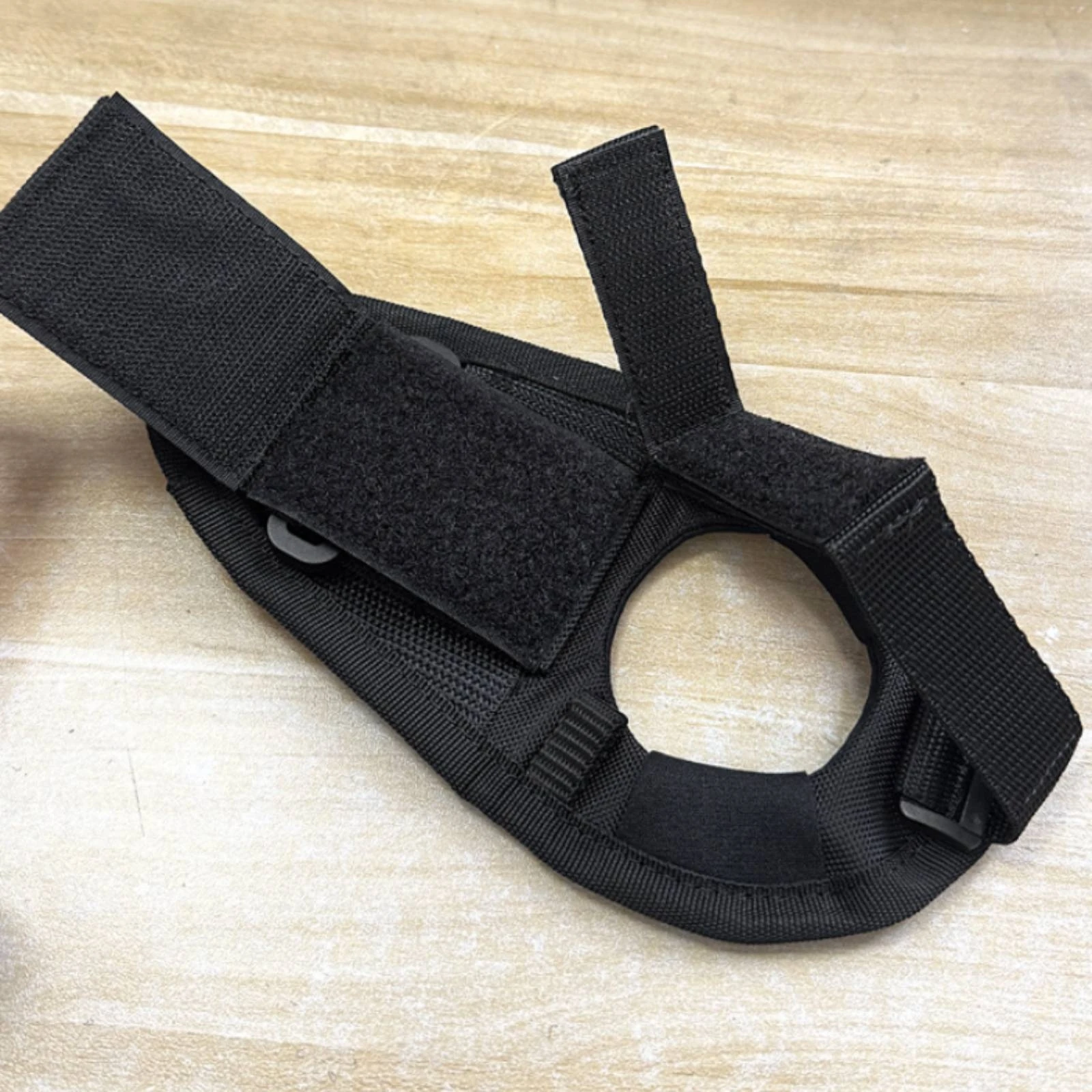 

Wrist Flashlight Holder Anti-Slip Dive Torch Strap Hook-and-Loop Fastener Torch Mount Soft Neoprene Diving Flashlight Glove Left