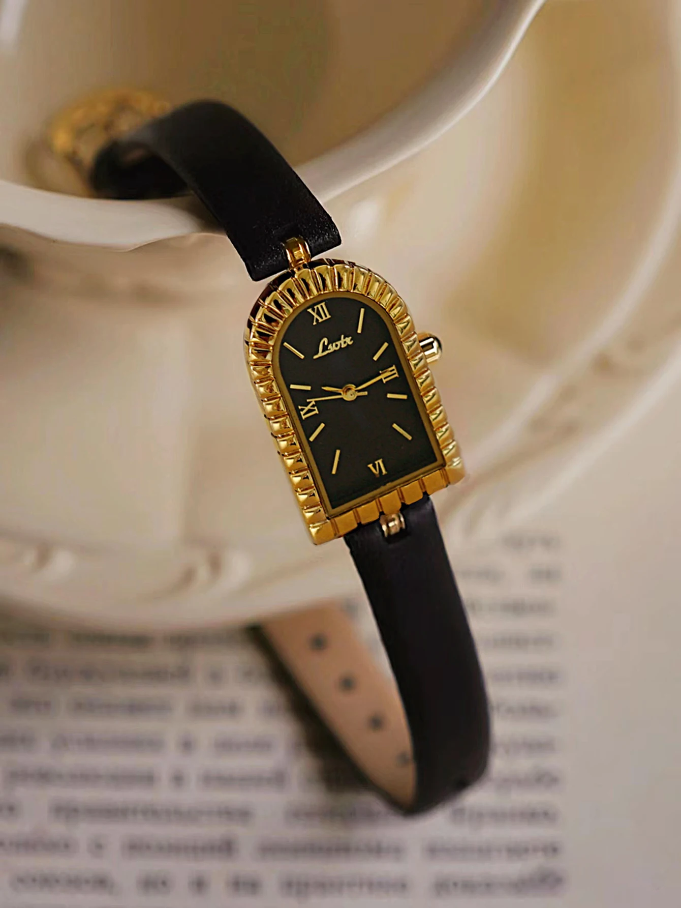 1 New French Arc De Triomphe Vintage Belt Ladies Watch Exquisite and Elegant Casual Watch Hand Carved Dial Luxury Quartz Watch