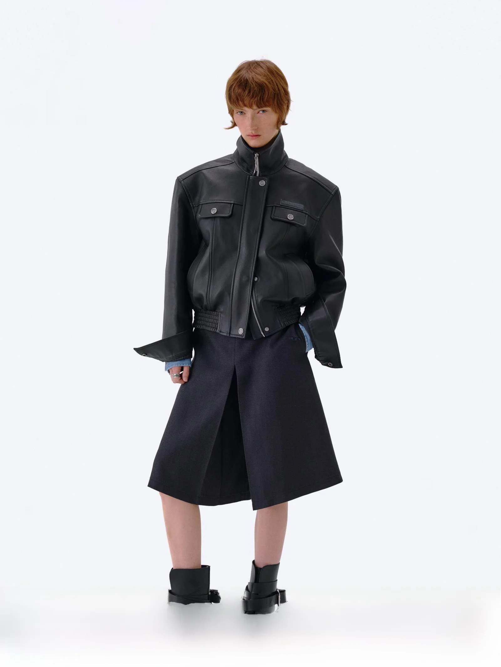 Jaqueta Feminina TearOcean Nightwalker em Couro de Cordeiro Preto com Ombros Acolchoados e Zíper, Design Original em Couro PU para Primavera