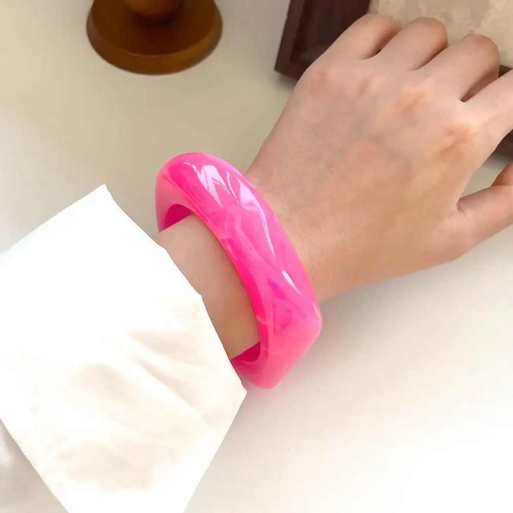 البوهيمي الملونة الاكريليك الإسورة أوروبا الأمريكية نمط الأقلية تصميم غير النظامية واسعة سوار الدوبامين مجوهرات اكسسوارات