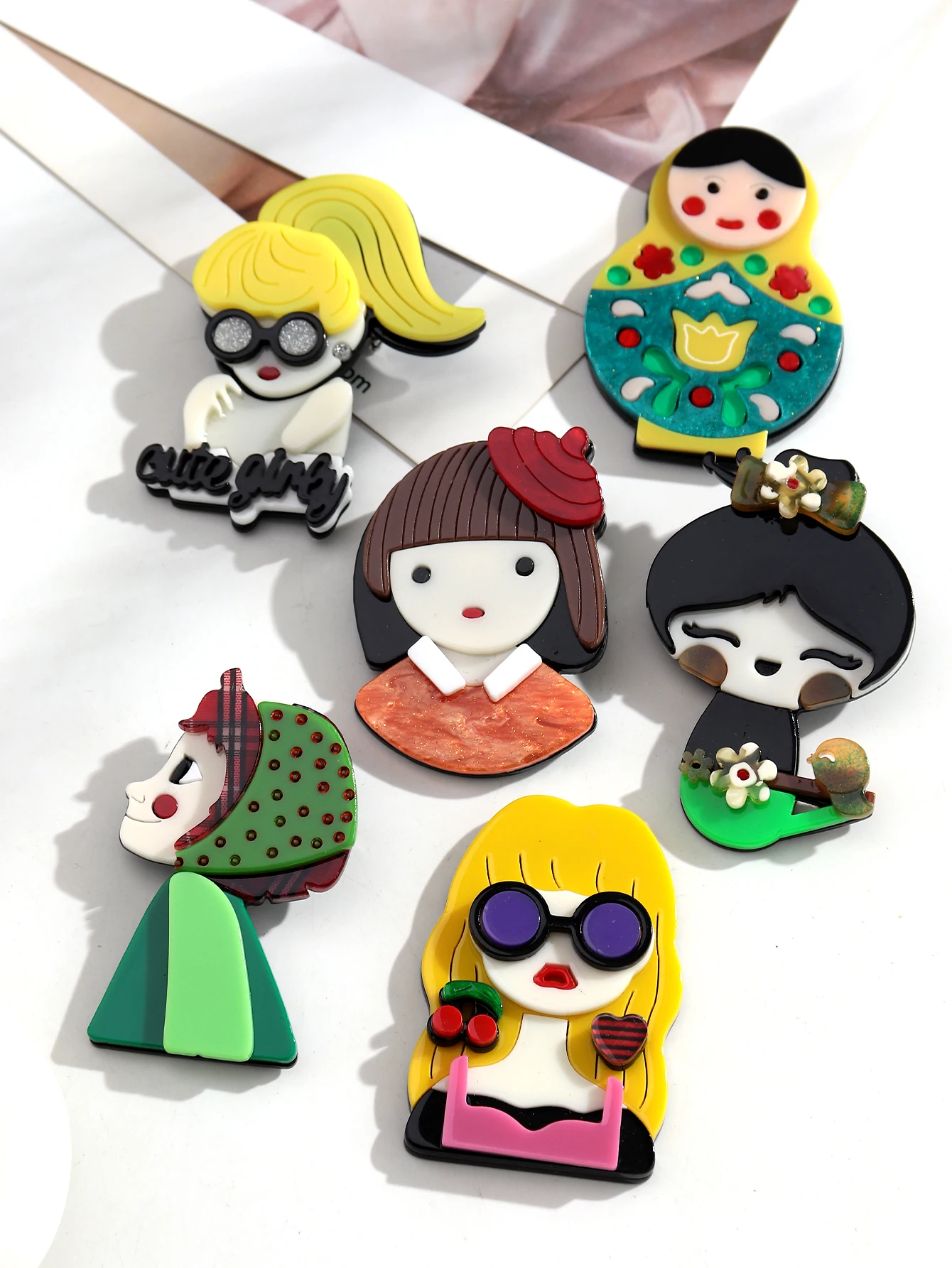 Modische Damen-Figur-Acryl-Spleiß-Brosche für Frauen, niedliche Cartoon-Charakter-Reversnadeln, Taschen- und Kleidungs-Schmuck-Accessoire – Detail 2