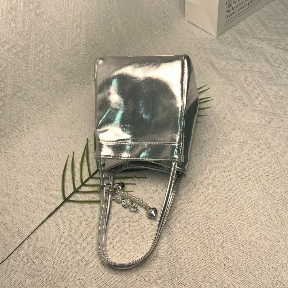 حقيبة كتف من الجلد الصناعي باللون الفضي والأسود للسيدات - حقيبة يد متعددة الوظائف تحت الإبط مع تصميم إغلاق بإبزيم أمان