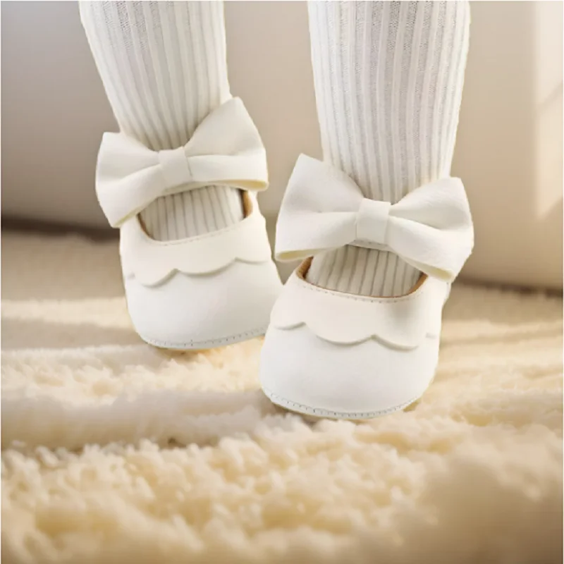 

Пара модных, удобных, милых и красивых детских туфель на мягкой подошве с защитой от падения.