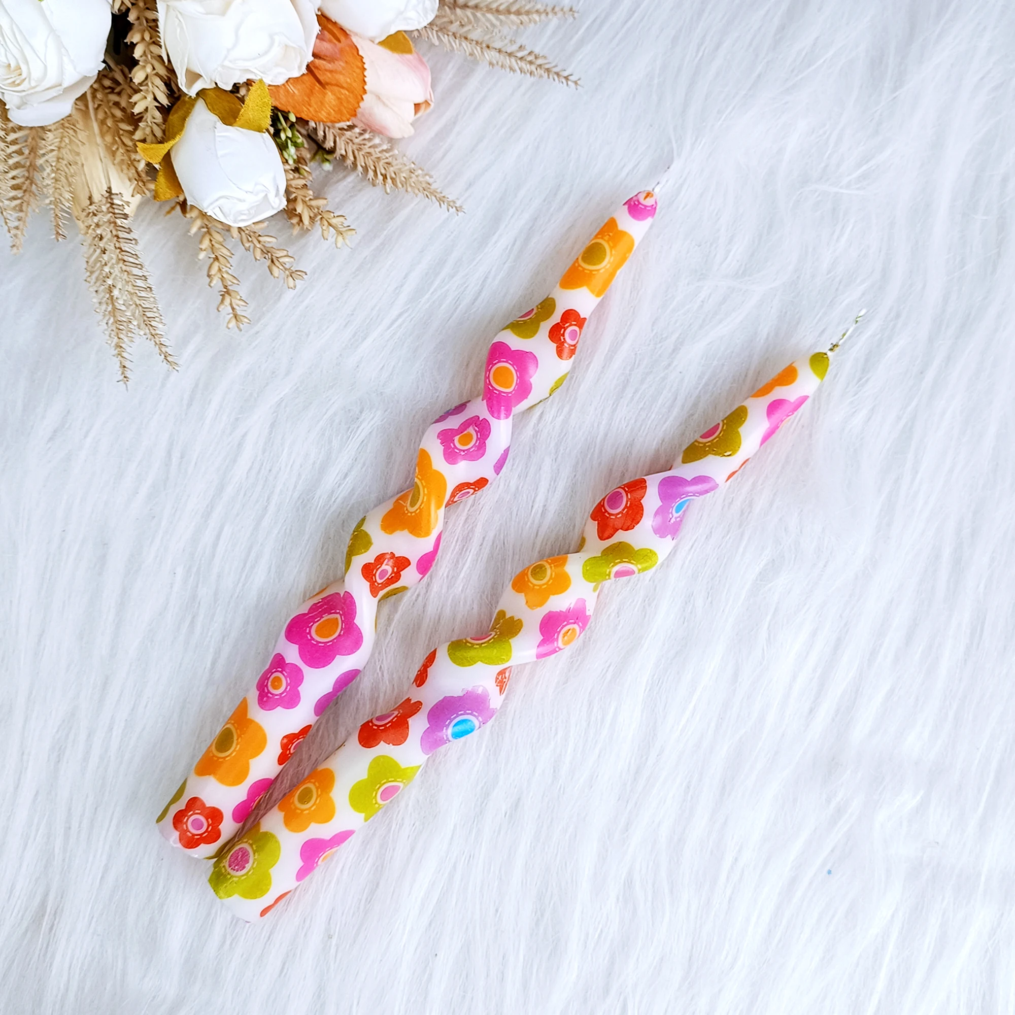 

2PCS 9.8lnch Colourful Floral Print Candles Handmade Smokeless Unscented Spiral Paraffin Stick Candles Home Decor Gift Candles
