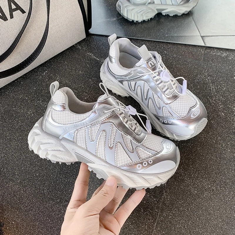 أحذية رياضية عصرية مريحة ومسامية للصيف جديدة عالية الجودة للزوجين خفيفة الوزن على طراز الزوجين