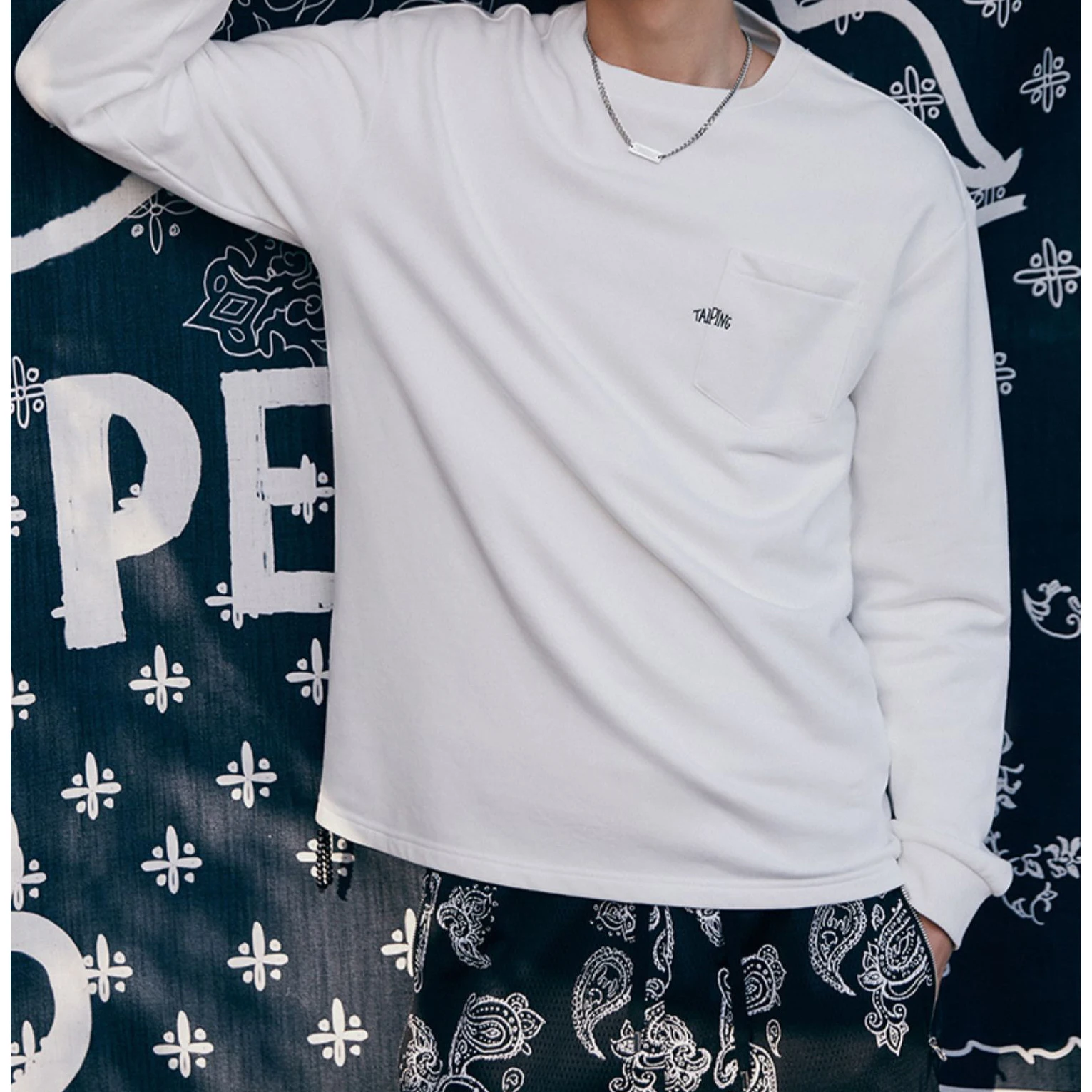 

Толстовка из плотного хлопка с круглым вырезом, вышитыми буквами, длинными рукавами, базовый слой, серия White Bird