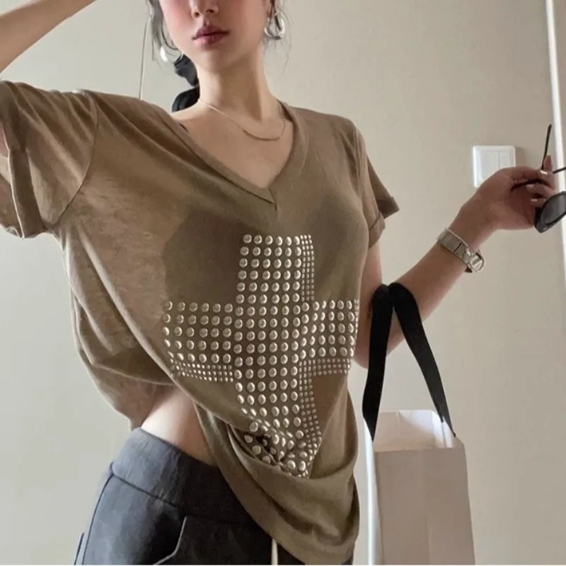 

Свободная повседневная футболка с v-образным вырезом и заклепками, женская футболка с короткими рукавами, новинка лета 202, уличная мода, универсальные тонкие топы