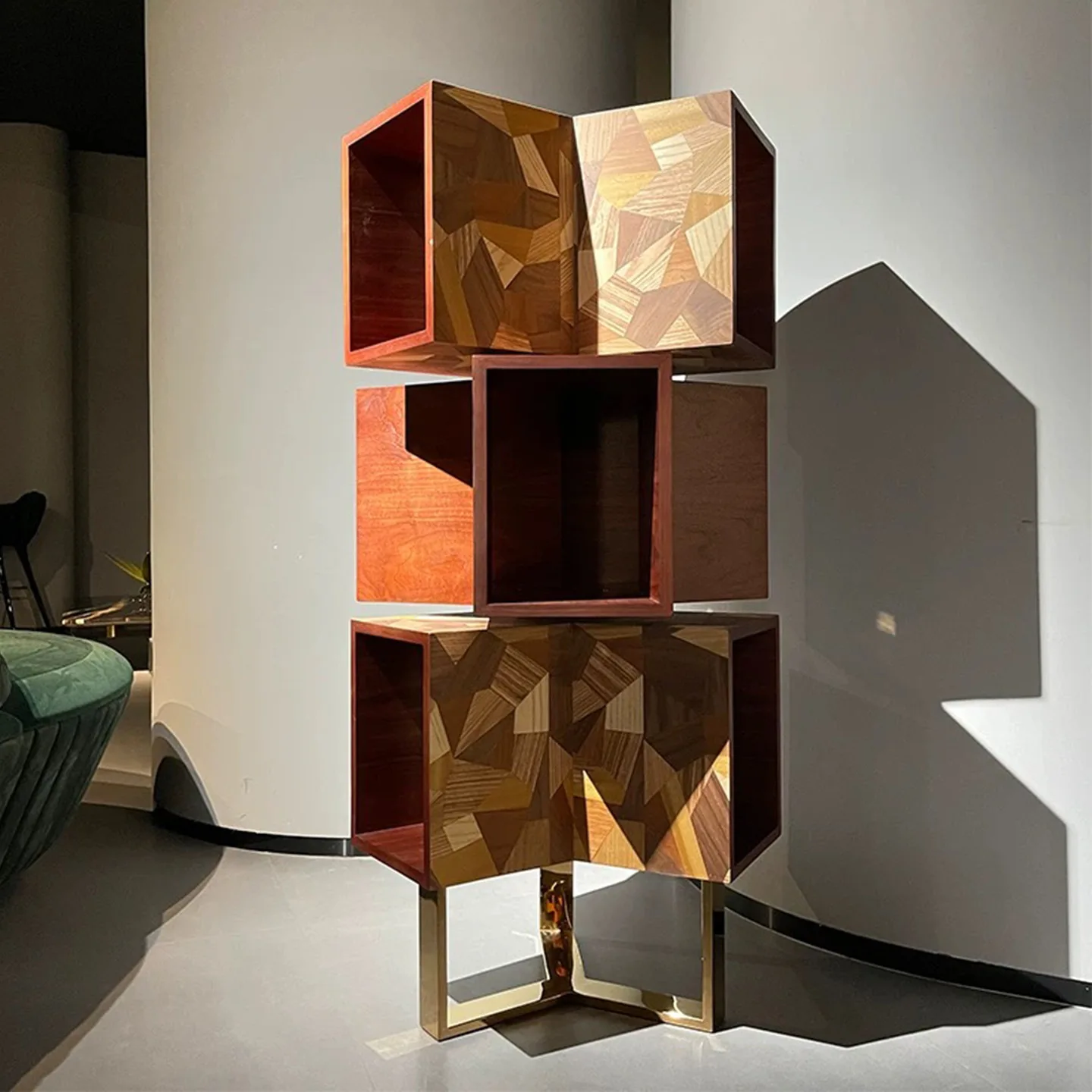 رف كتب دوار من الخشب الصلب الإيطالي خفيف فاخر بتصميم راقي وخزانة تخزين معدنية مفتوحة