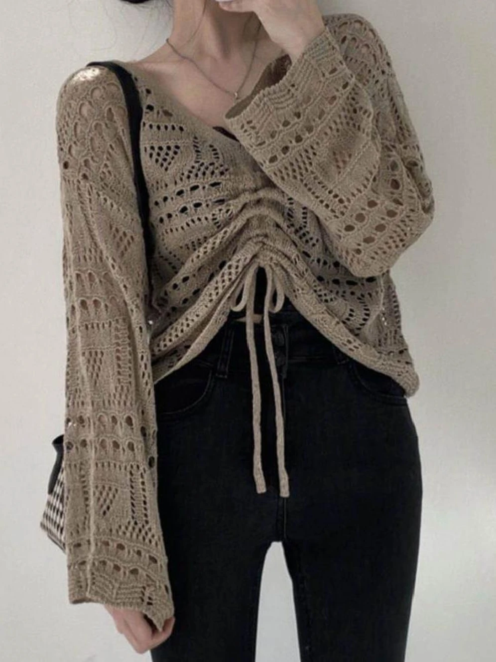 chemisier-d'ete-grande-taille-en-maille-fine-a-col-en-v-ajoure-anti-uv-pour-femme-elegant-et-tendance-avec-pochette-carree-et-foulard