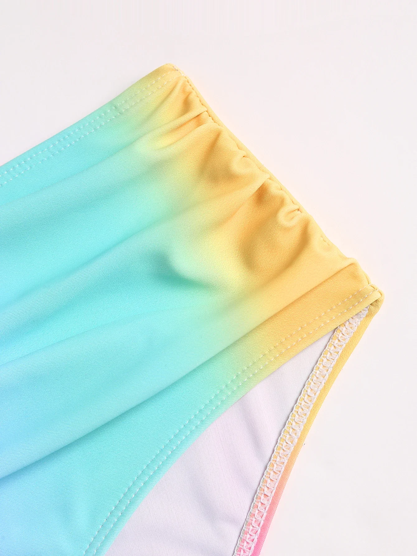 Damski dwuczęściowy strój kąpielowy bikini z efektem ombre, z krzyżującymi się ramiączkami z przodu, marszczeniami i wiązaniem z tyłu, idealny na letnią plażę.