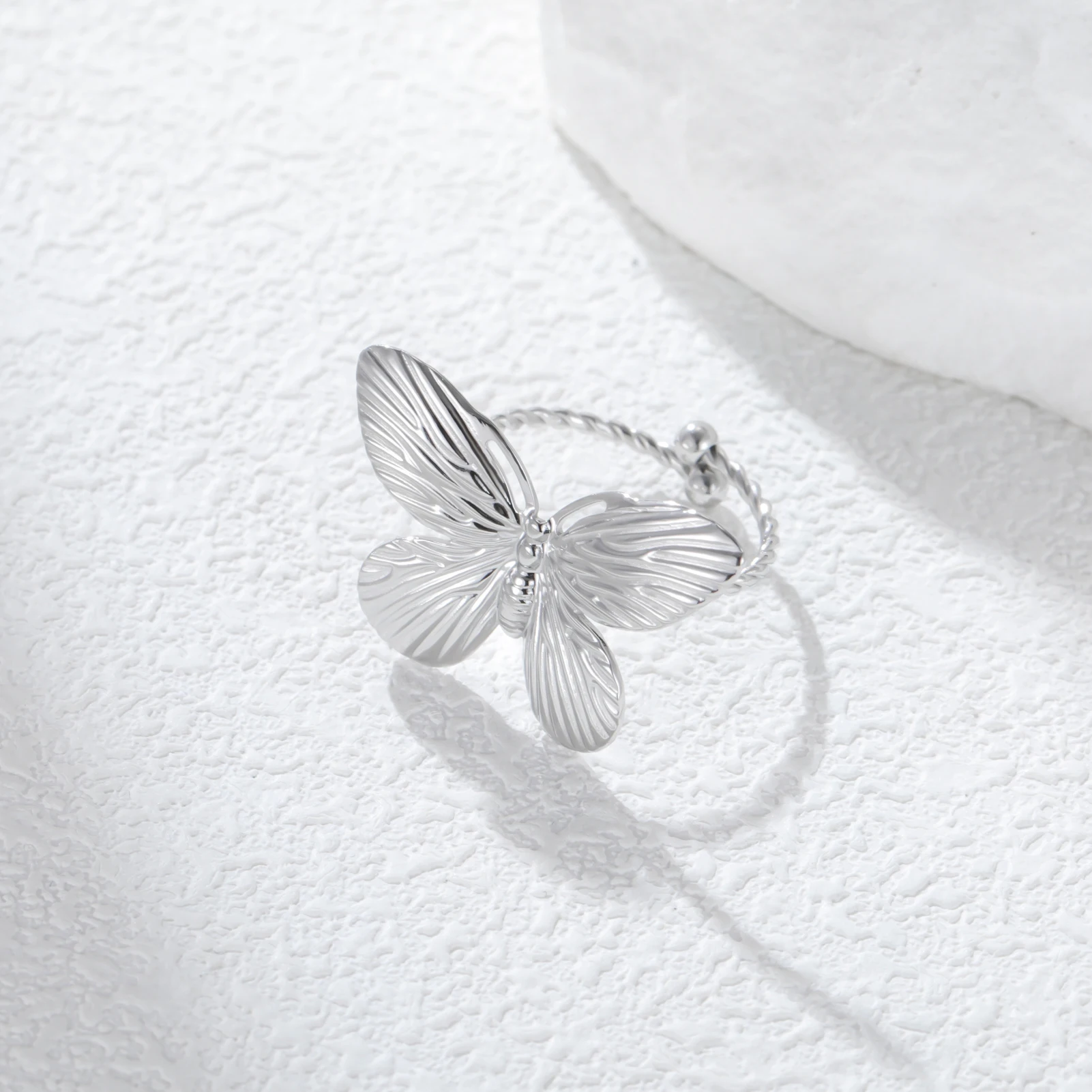 COOLTIME فراشة حلقة مفتوحة الإناث الفولاذ المقاوم للصدأ الذهب اللون قابل للتعديل الاتجاه جماليات المجوهرات هدية بالجملة 2025 جديد