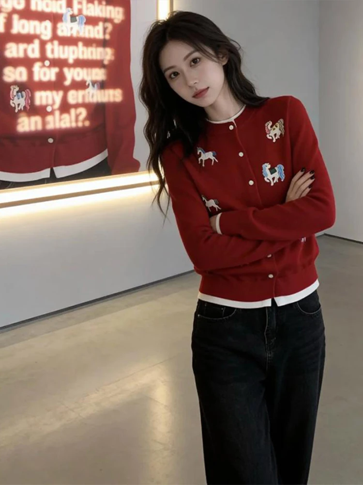 

Модный вязаный кардиган с круглым вырезом, одной пуговицей и вышивкой, осенне-зимний, контрастных цветов, нежный, антивозрастной, на каждый день