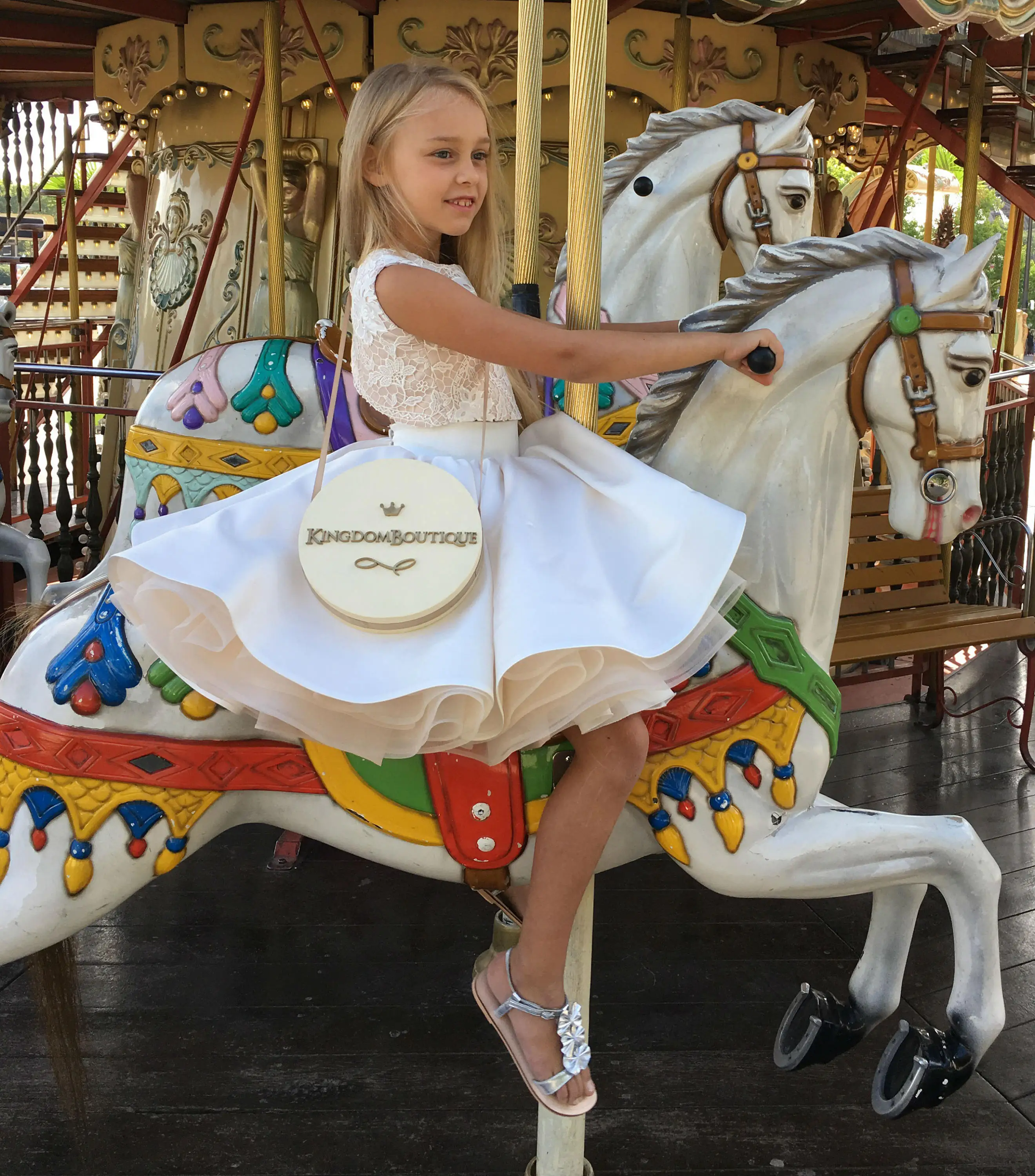 

Flower Girl Dress Short Sleeveless Ivory White Satin Fluffy Lace Beaded Backless Wedding Cute Little Child Communion Party Dress