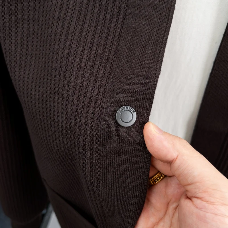 سترة رجالية متماسكة بأكمام طويلة وأزرار وياقة على شكل طية صدر السترة وتصميم جيب من القماش الناعم مضادة للبيلينغ ملابس رجالية غير رسمية للخريف والشتاء