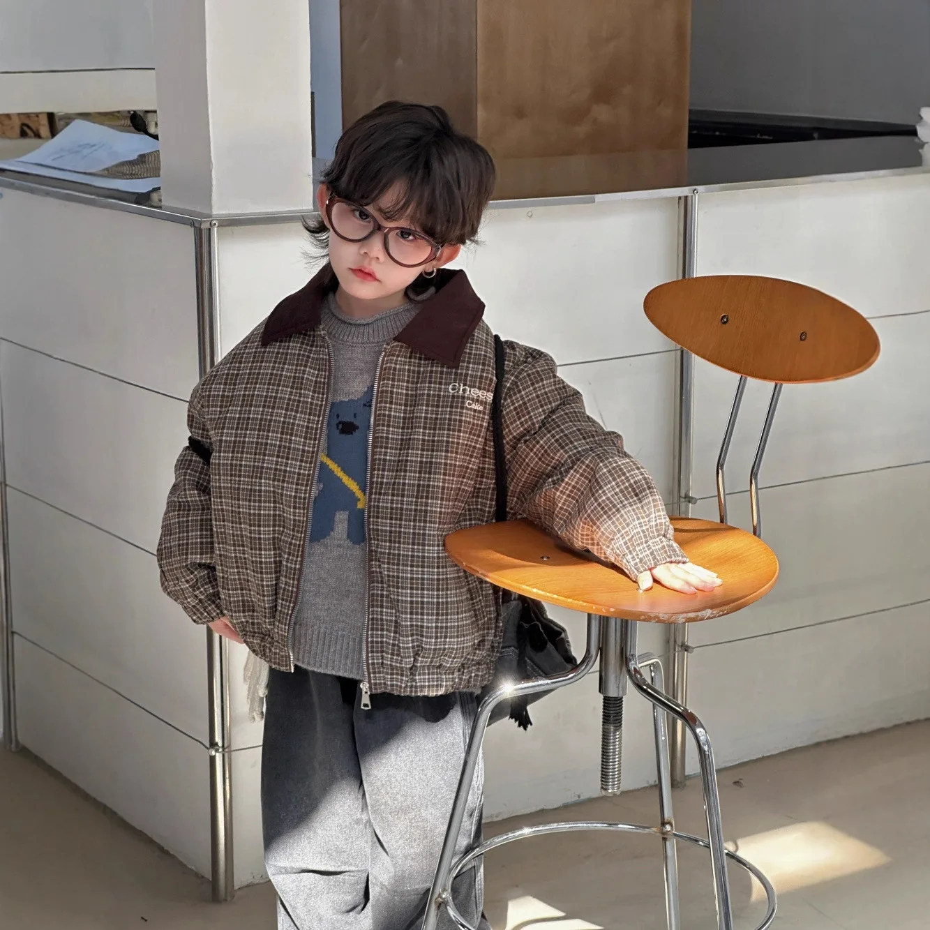 

Корейская детская одежда, осенне-зимняя новая стильная ретро клетчатая теплая хлопковая куртка с лацканами для мальчиков и девочек, детская хлопковая куртка