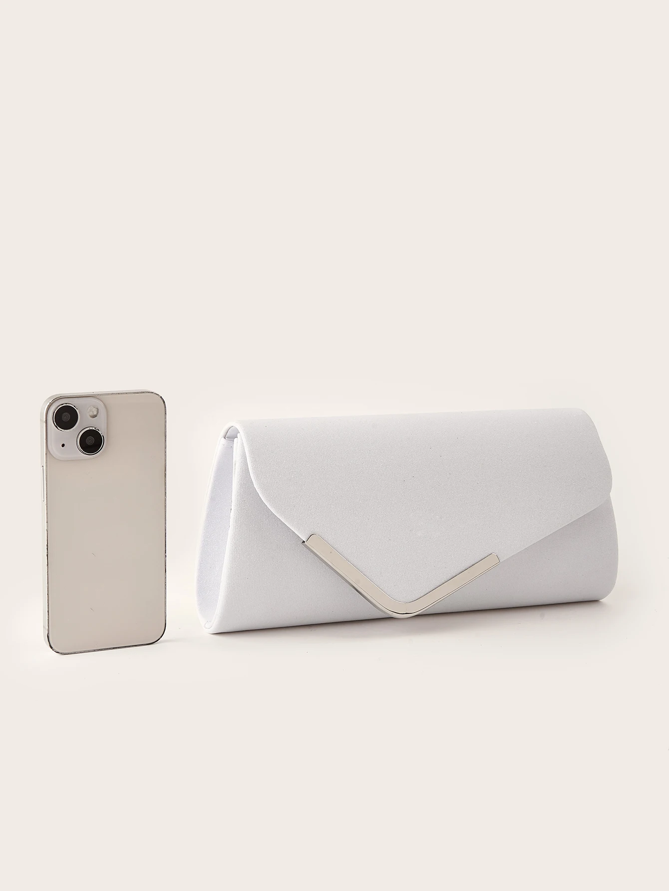 حقيبة يد بسيطة وأنيقة، مثالية كحقيبة كتف أو حقيبة كروس للزوجين مع الفساتين والتنانير في زفافك