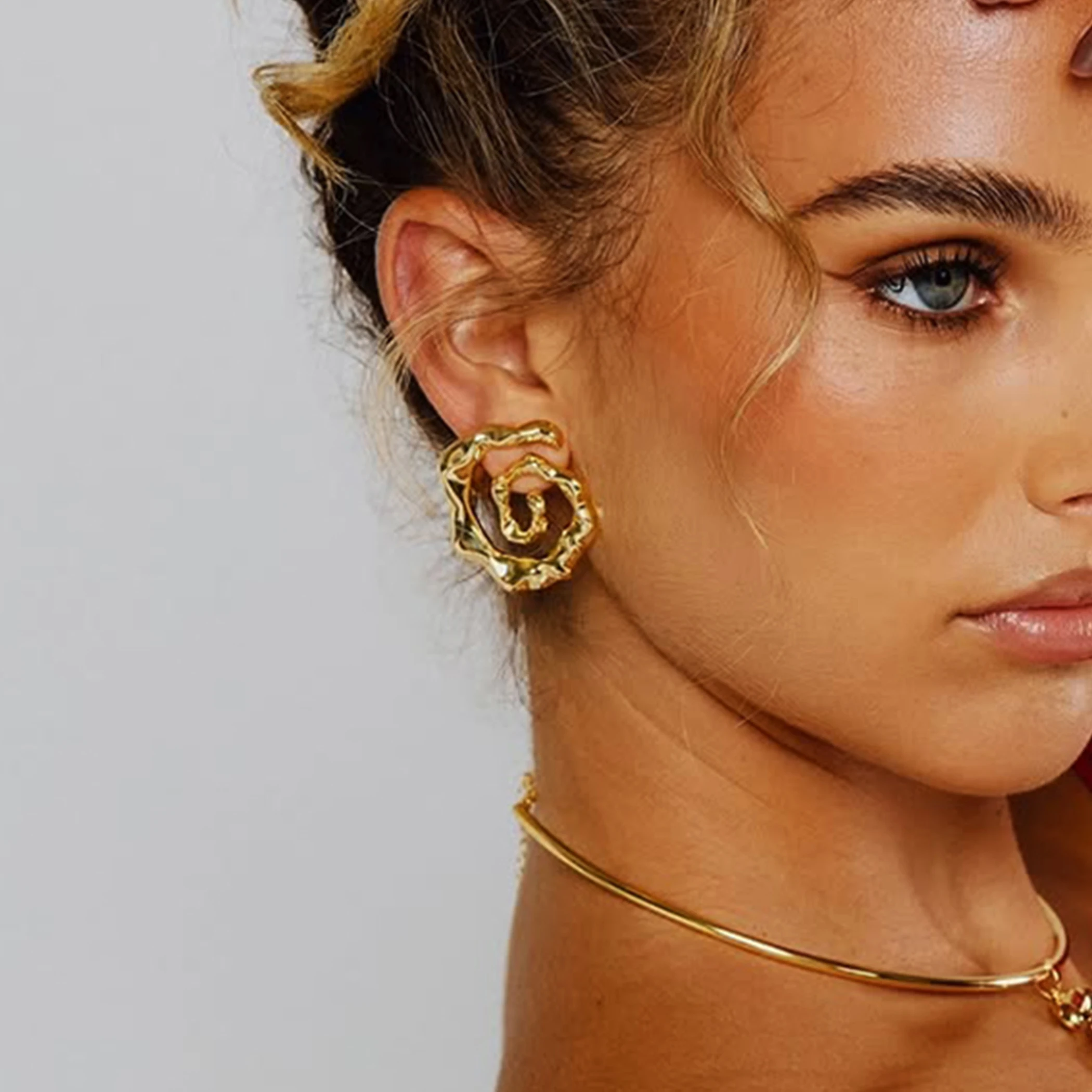 

AIKOER Minimalist Hammer Pattern Wave Pattern Spiral Ear Studs 18K Gold Color Plated Stainless Steel Vortex Earrings Women's Jew