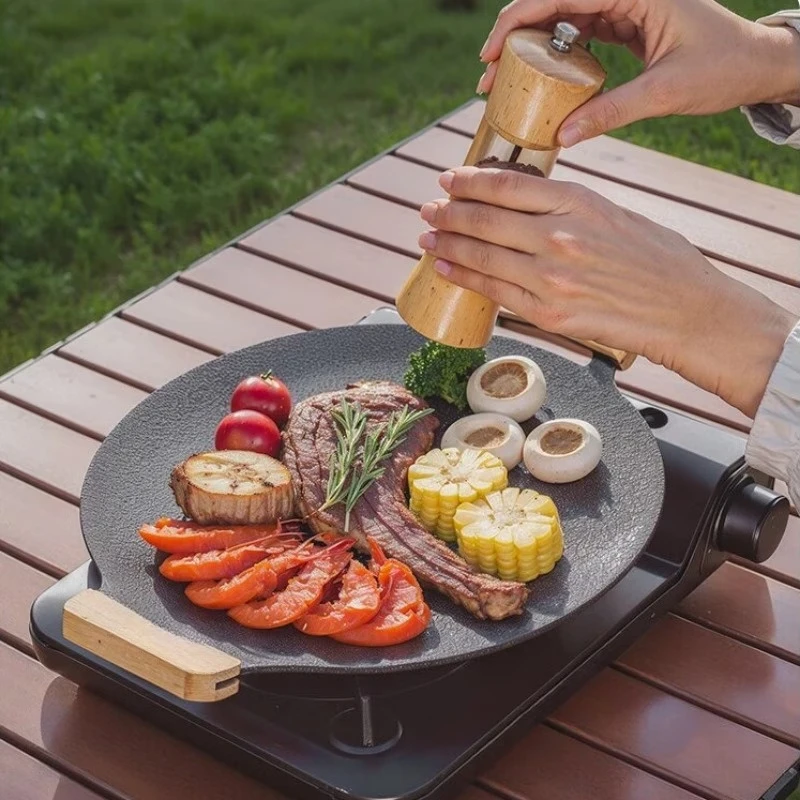 1 vielseitige antihaftbeschichtete koreanische Grillpfanne – rundes Gusseisen mit 2 Holzhaltern, perfekt zum Kochen im Innen- und Außenbereich
