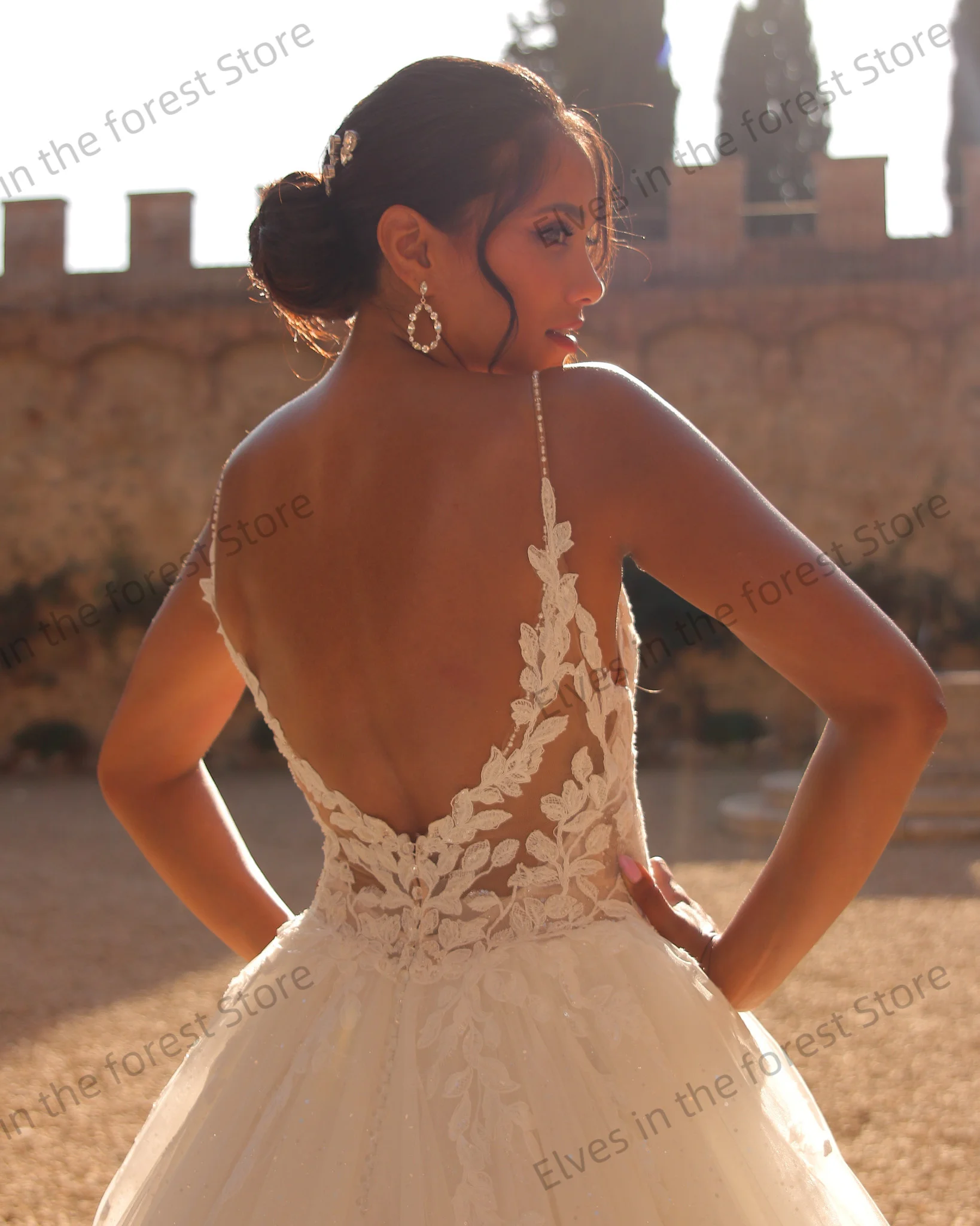 ชุดแต่งงานคอวีทรงเอไลน์สุดหรูสำหรับผู้หญิง ตกแต่งด้วยลูกไม้แบบแอพพลิเค่  ชุดแต่งงานแบบเปิดหลัง  ชุดเจ้าสาว