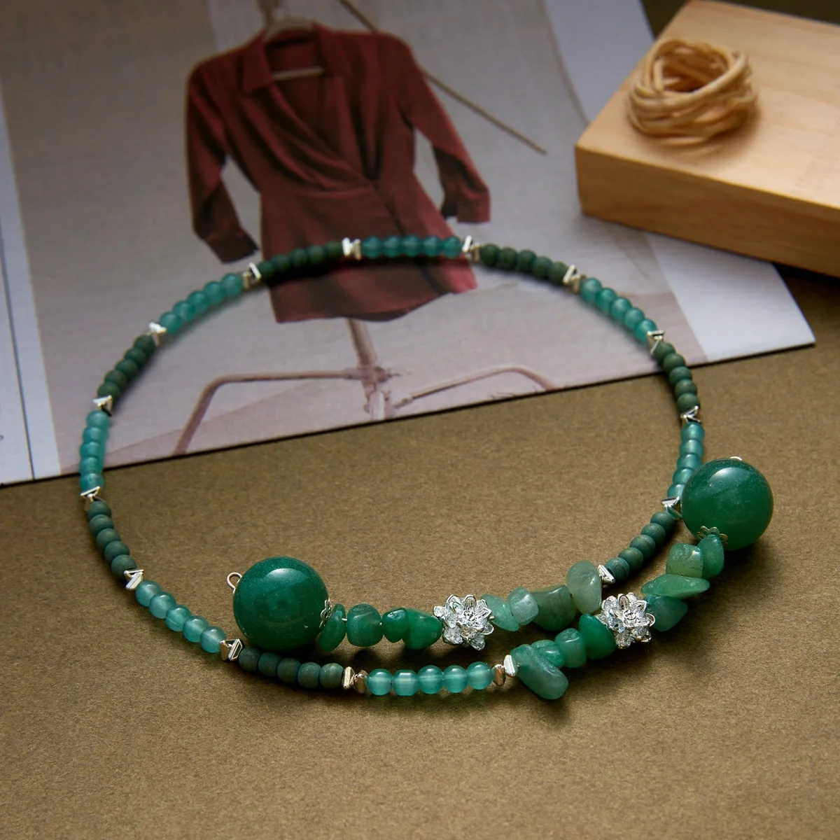 Vintage Ethnische Grüne Naturstein-Halskette mit Unregelmäßigen Perlen für Frauen und Männer, Chinesischer Stil, Silberfarbener Lotusblumen-Choker Schmuck – Detail 24