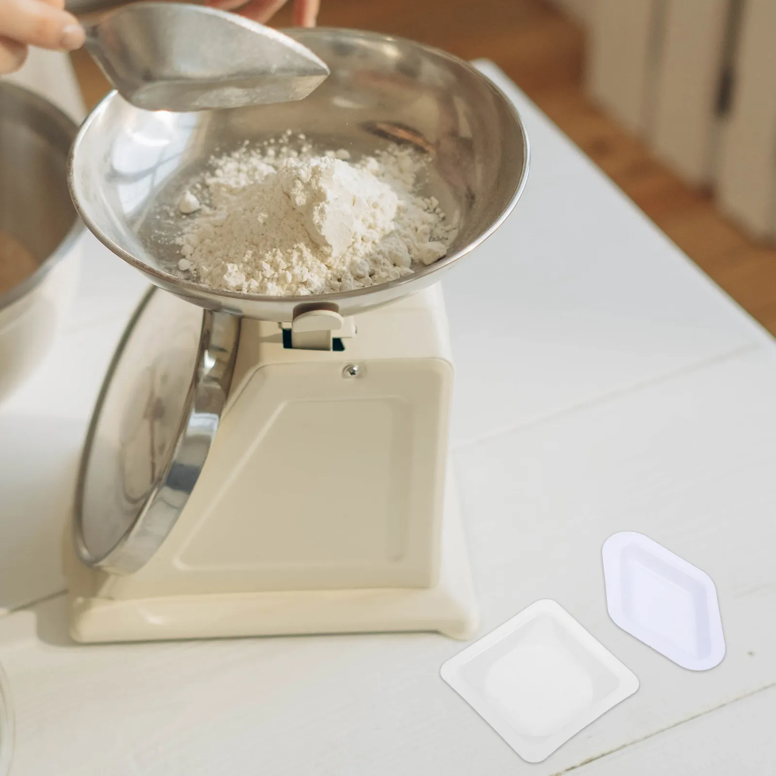 

100Pcs Plastic Weighing Powder Dishes Laboratory Tray Lightweight Portable Chamfered Edges Accurate Weighing Pans