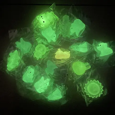 48/24PCS 귀여운 떡 Squishy 장난감 어둠 속에서 빛나는 어린이 교실 상품 할로윈 생일 파티는 Goodie Bags Stuffers를 선호합니다