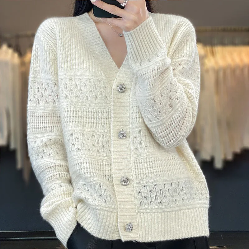 2025 خريف شتاء جديد سترة سترة مشغولة من الصوف المرأة عادية اللون مطابقة سترة بأكمام طويلة الإناث