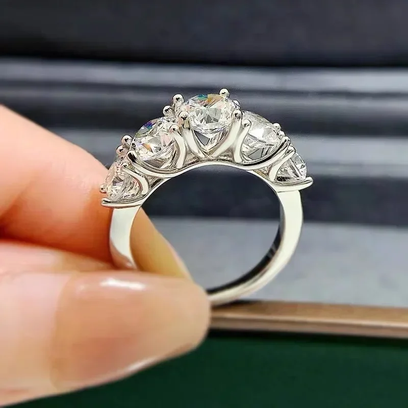 Super Luxe 18K Wit Gouden Ring Inlay Fonkelende 5 stks Diamanten In Alle 5 Karaat VVS1 D Kleur Moissanite Trouwringen voor Vrouwen