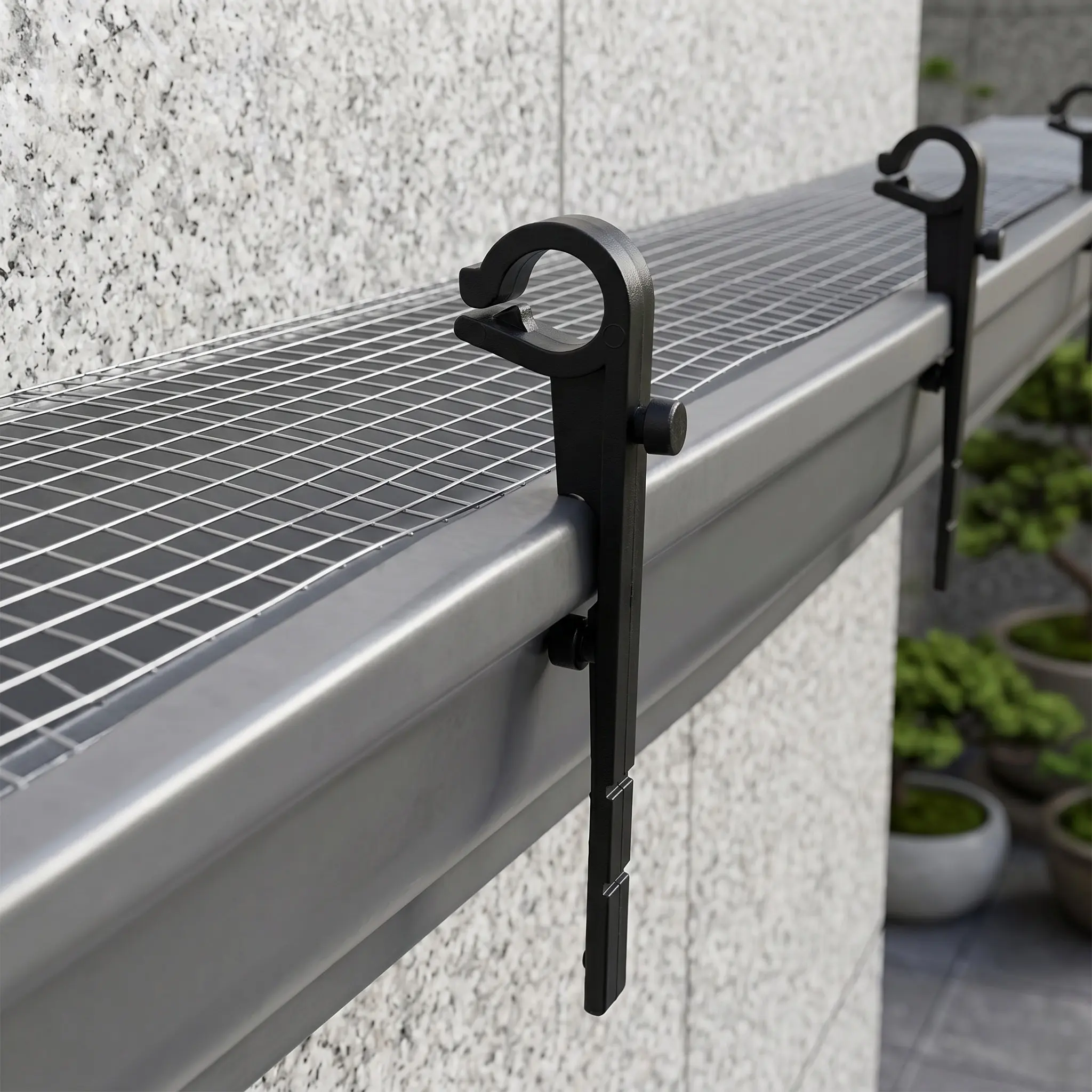 50Pcs Gutter Holder Clips Black Plastic Fixed Hooks for Roof Gutter Guard Mesh Installation Securing Accessories