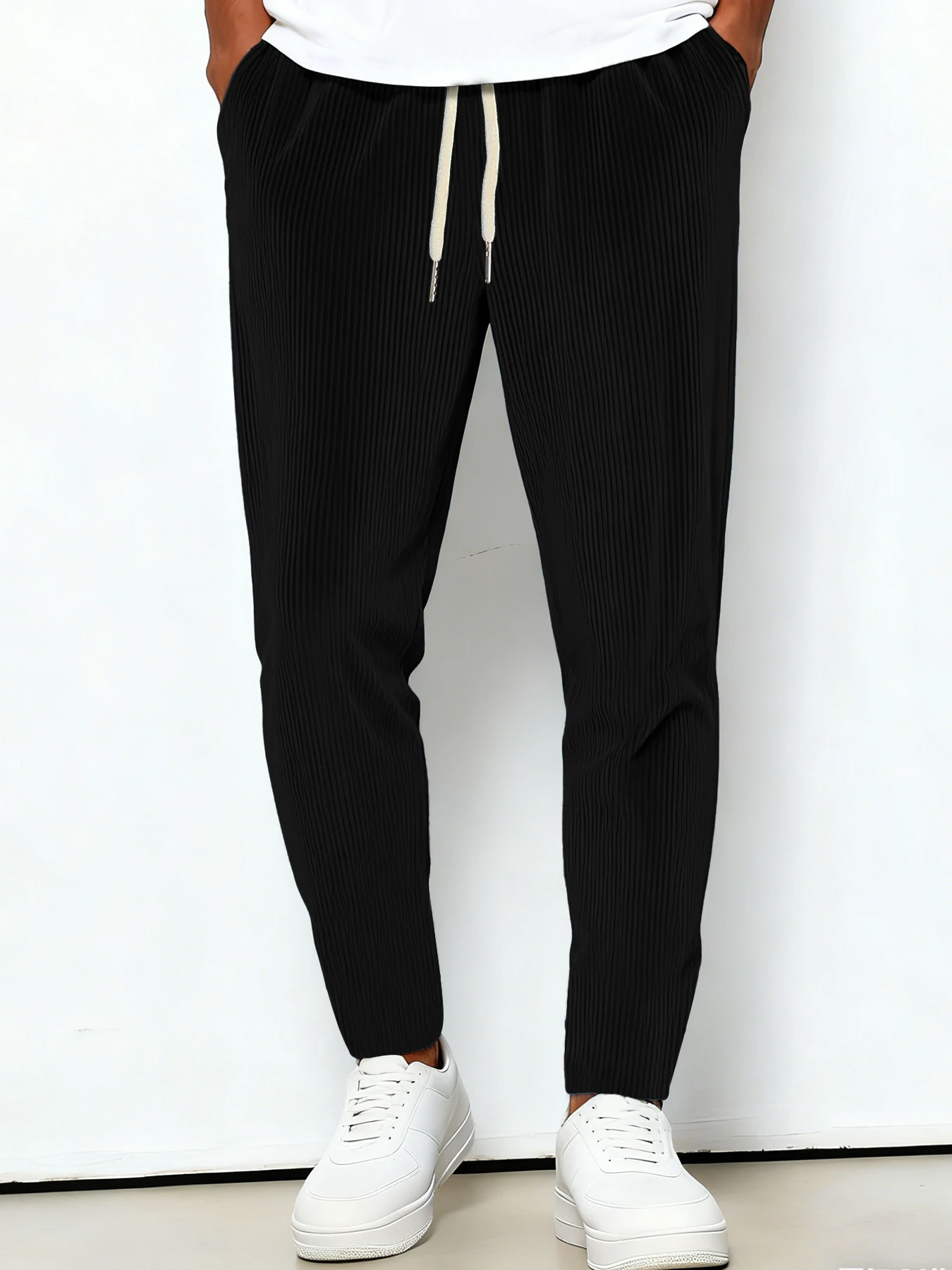 

Минималистичные черные зауженные брюки – универсальная одежда для повседневной носки и отдыха