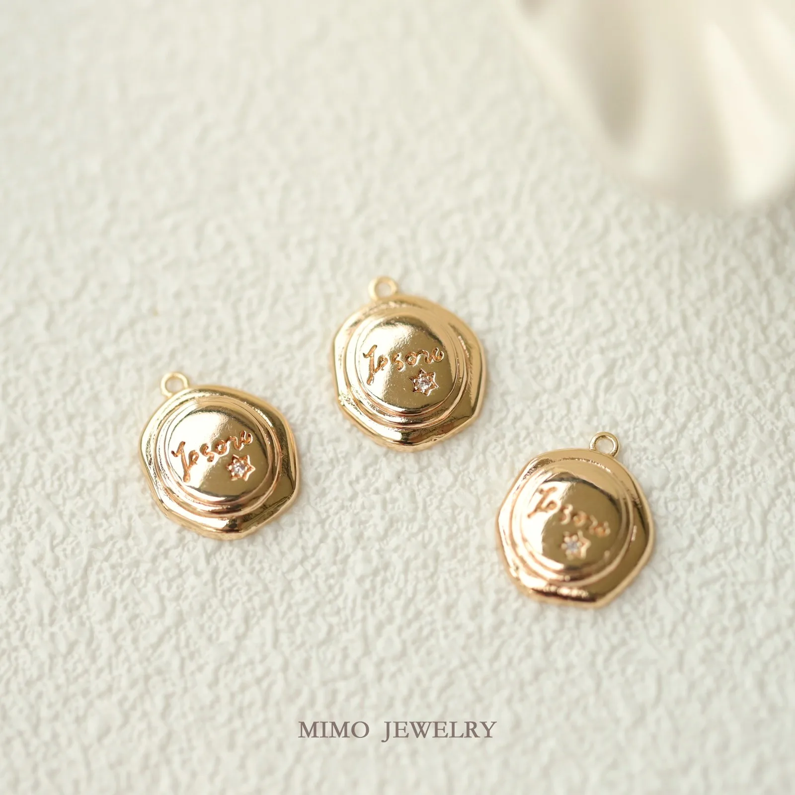 

Irregular Circular English Word Pendant Round Plaque Charms Pendant Supplies DIY Hand Brass Gold Plated Accessories 13.3x16mm