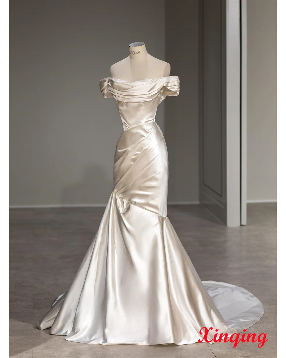 تخصيص بسيط الساتان الأبيض فستان الحفلة الراقصة الحديثة قبالة الكتف بلا أكمام فستان الزفاف الفاخرة قطار المحكمة الزفاف P