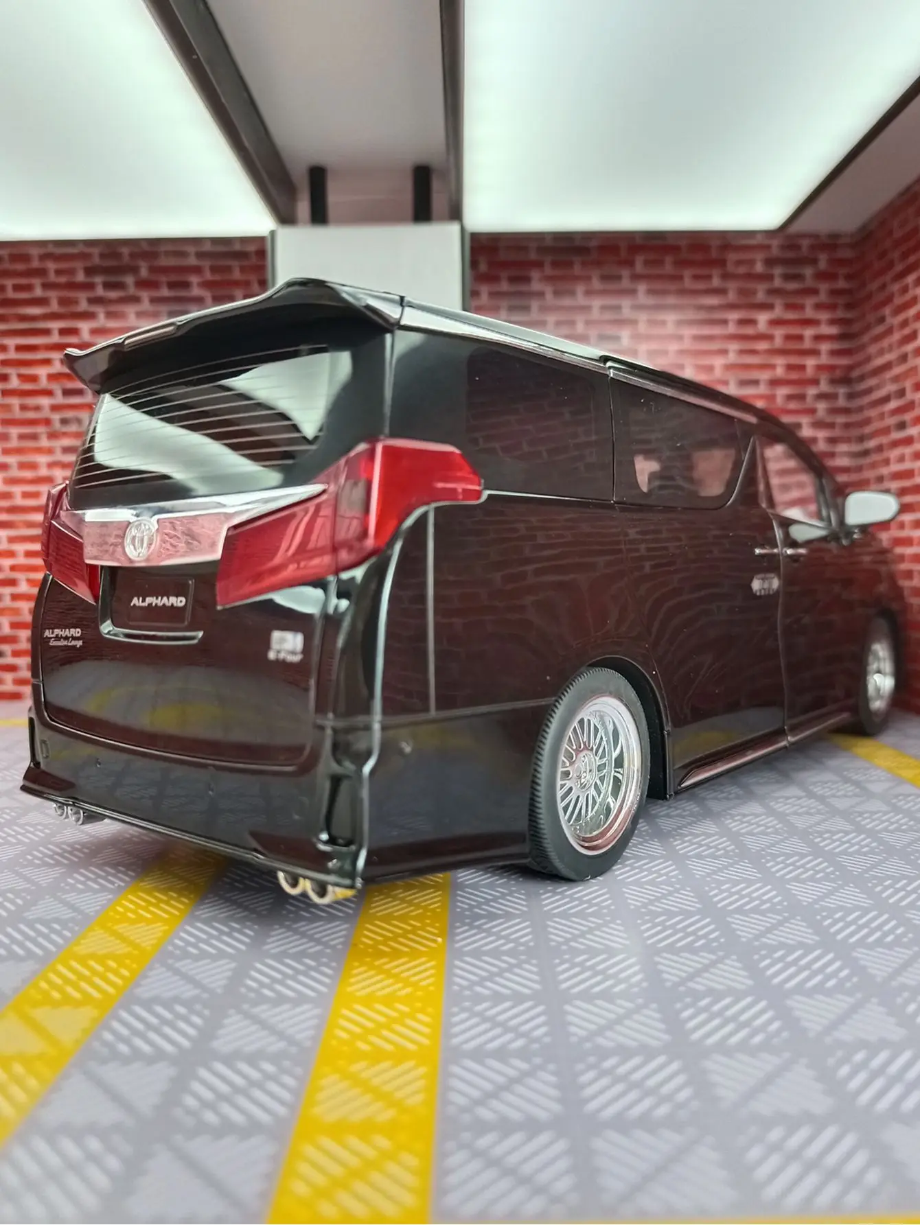 1: 18 Simulation 2023 Alphard Alloy Car Model MPV Luxury Business Vehicle Model Electric Door Opening Toy