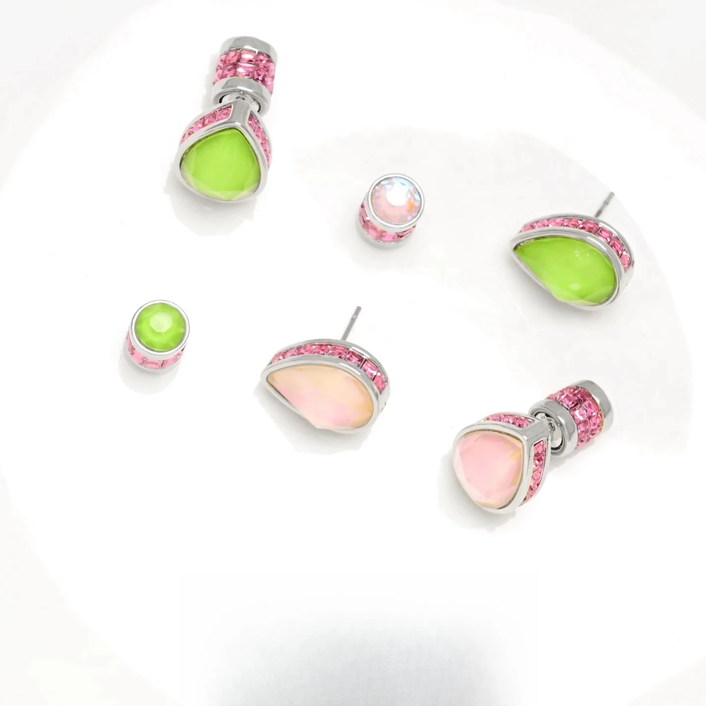 

Summer candy color is huge, beautiful, unique, and beautiful. Female earrings have a sense of niche design. Dopamine earrings are bursting with excitement