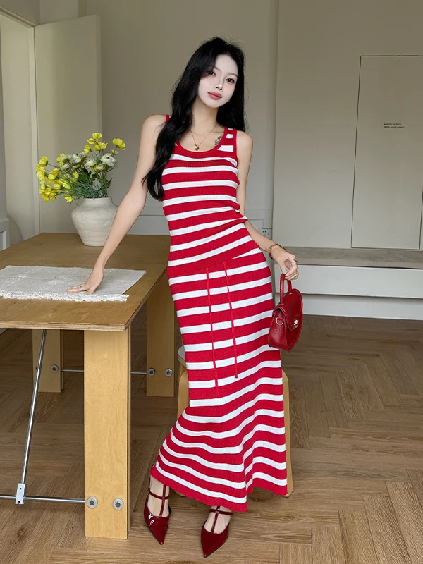 

Retro Striped Knitted Halter Skirt Two-Piece Set Summer New Waist-Cinching Slimming Casual Ensemble Women's Fashion Set