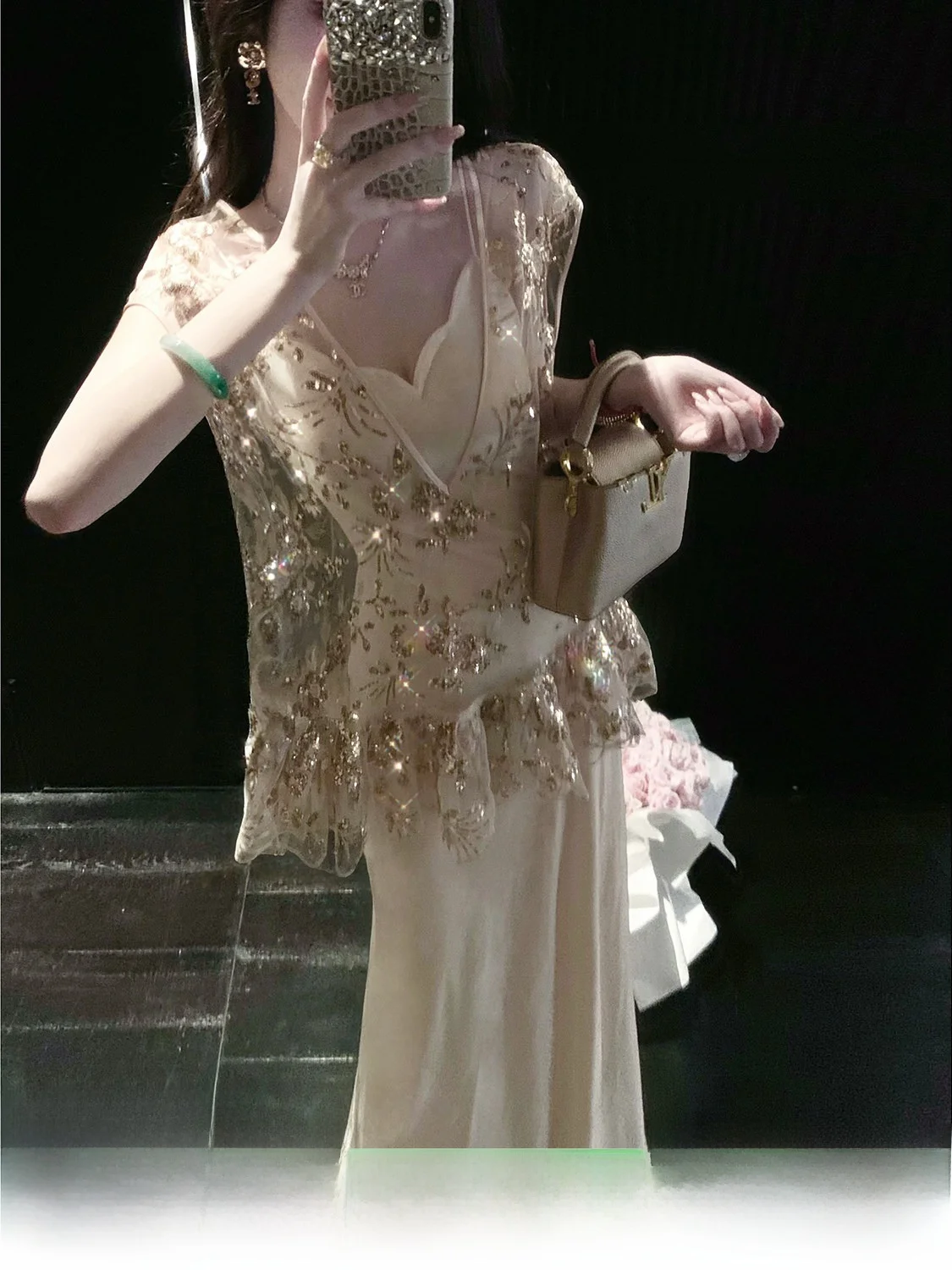 

Летний женский топ Syqiao с V-образным вырезом, вышивкой и пайетками, свободного кроя, с золотой отделкой, без рукавов, средней длины, повседневный, модный