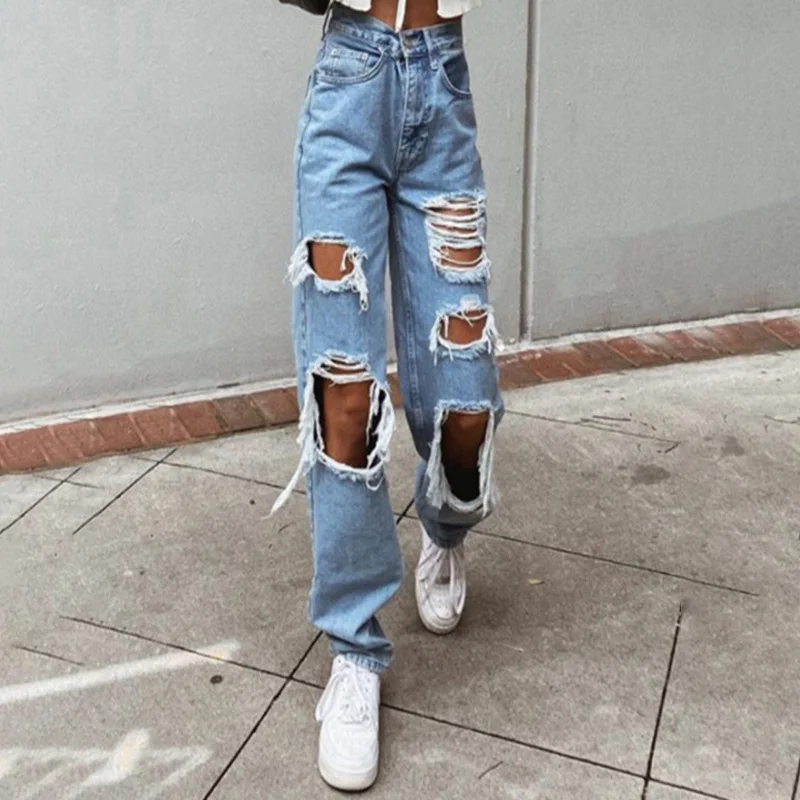 جينز ممزق عالي الخصر ورقيق وواسع الساق يجعل النساء تبدو نحيفة